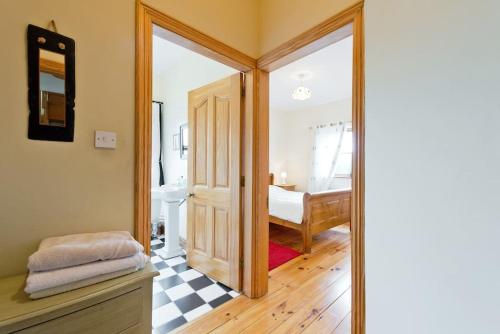 Calverstown烟屋住宿加早餐旅馆的浴室设有通往卧室的门。