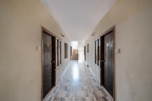 拉加蒙德里OYO Seera Enclave的空的走廊,门和木地板