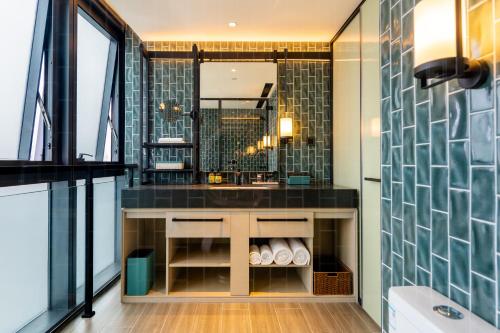 珠海珠海横琴雅辰悦居酒店的一间带水槽和镜子的浴室