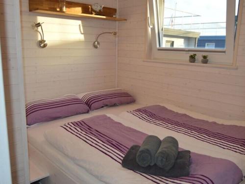 艾恩松Houseboat Hecht in Egernsund at the Marina Minde的床上有2个枕头