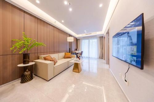 深圳卓越国际公寓（会展中心店）的客厅配有白色沙发和电视