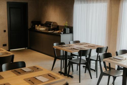 叶卡布皮尔斯Zīles - Atpūtas komplekss的一间带桌椅的用餐室和一间厨房
