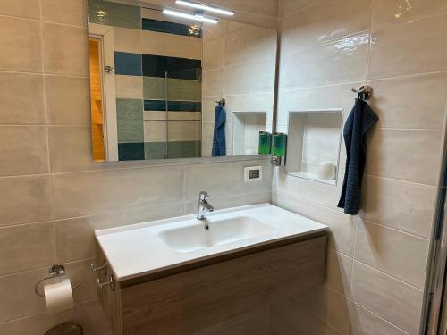 利莫内-苏尔加达B&B Casa Limone的一间带水槽和镜子的浴室