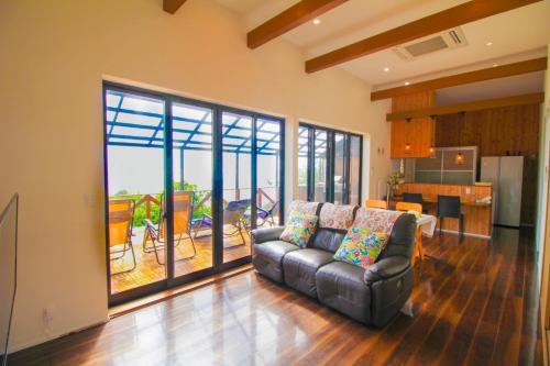 奄美KAITerrace - Vacation STAY 08722v的带沙发的客厅和厨房
