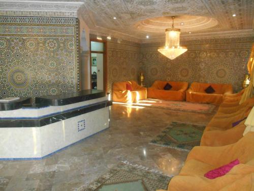 纳祖尔巴贝尔酒店的客厅配有橙色家具和沙发