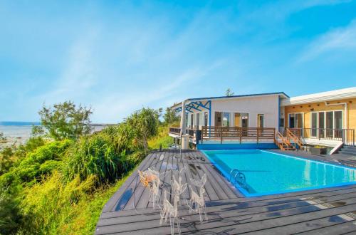 奄美Sawa Terrace - Vacation STAY 97941v的海边带游泳池的房子