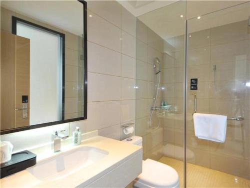成都City Comfort Inn Chengdu Jinniu Wanda Liangjiaxiang Metro Station的一间带水槽、淋浴和卫生间的浴室