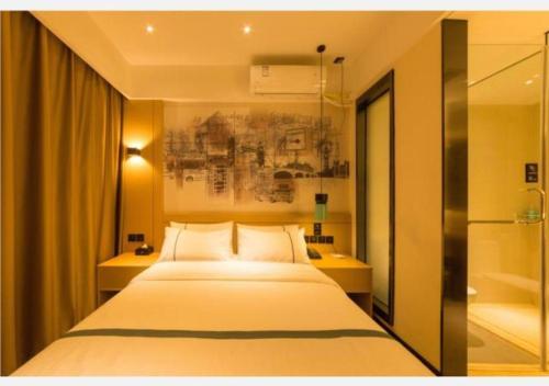 长春City Comfort Inn Changchun Wenhua Square Xi Zhonghua Road的卧室配有一张白色大床
