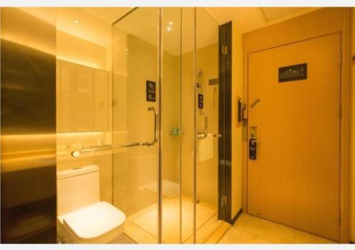 长春City Comfort Inn Changchun Wenhua Square Xi Zhonghua Road的浴室设有卫生间和带玻璃门的淋浴。
