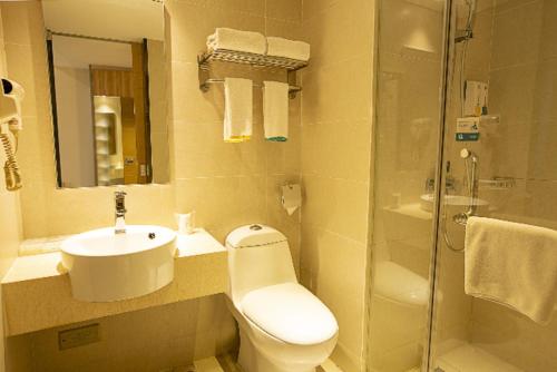 郑州City Comfort Inn Zhengzhou Lvcheng Square Metro Station的浴室配有卫生间、盥洗盆和淋浴。