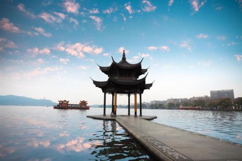 杭州7 Days Premium Hotel Hangzhou West lake Hubin的水中的一个宝塔