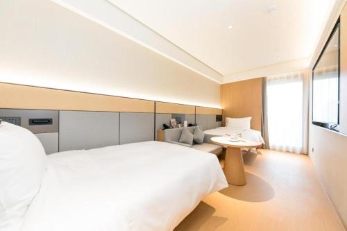 JI Hotel Hangzhou Qianjiang New City Civil Center客房内的一张或多张床位