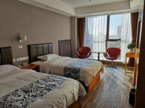 ZhuanwachangSuper 8 Hotel Changchun Jingyue Xincheng Street Bashu Yingxiang的酒店客房设有两张床和窗户。