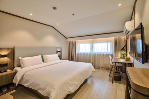 Hanting Hotel Yuyao Simen Town客房内的一张或多张床位