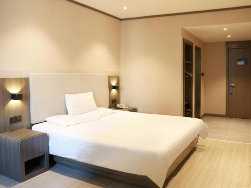 Hanting Hotel Jinan West Market客房内的一张或多张床位