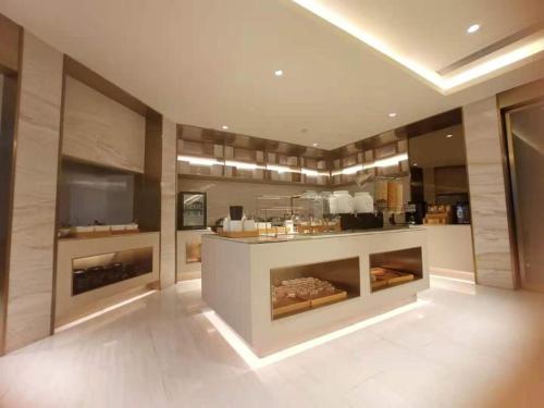 Ji Hotel Wuxi Shuofang Airport的厨房或小厨房