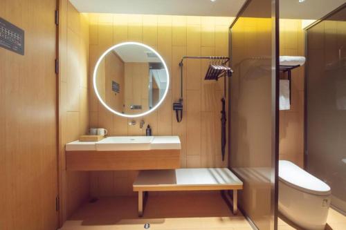 上海Ji Hotel Shanghai Yangpu Gym的一间带水槽、镜子和卫生间的浴室