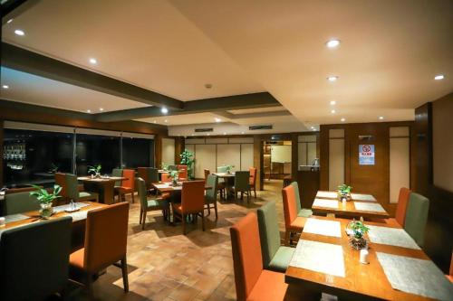 西安Starway Hotel Xi'an Northwest University Bianjia Village的一间设有木桌和椅子的餐厅