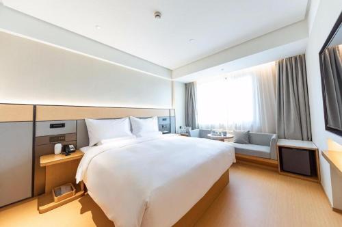 Ji Hotel Shanghai Daning International客房内的一张或多张床位