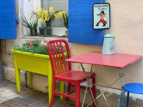 马赛Jolie studette avec Patio style Cabanon的桌子和两把椅子,桌子和桌子,植物
