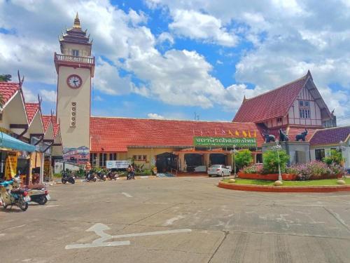 清迈RoomQuest Chiang Mai Tha Sala的街道中间有钟楼的一个城镇