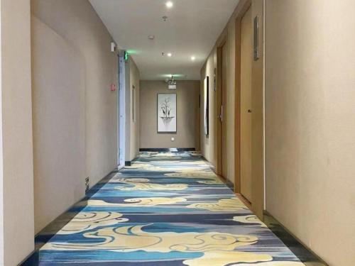 GuodianShell Hotel Xinzheng Longhu Town Xiang'an Road的走廊上铺着色彩缤纷的地毯