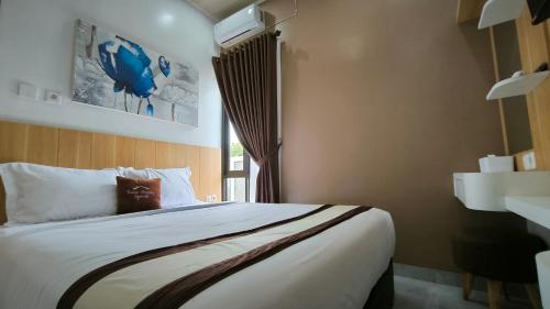KalasanPremier Homestay Syariah的一间卧室设有一张大床和一个窗户。
