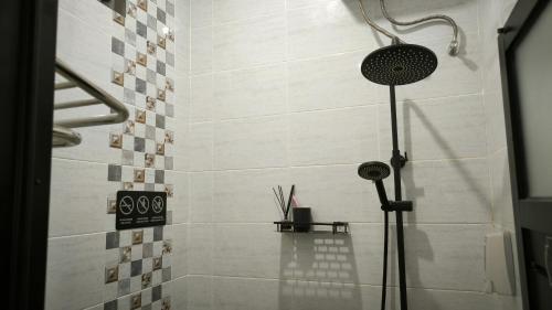 KalasanPremier Homestay Syariah的浴室内配有淋浴和头顶淋浴