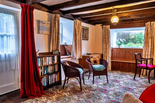 森嫩Finest Retreats - Lewcott的客厅配有椅子和书架