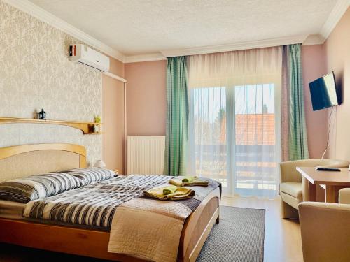 赫维兹力士旅馆的酒店客房设有床和窗户。
