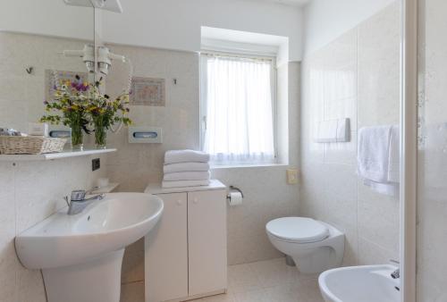 圣马蒂诺-迪卡斯特罗扎Hotel Plank的白色的浴室设有水槽和卫生间。