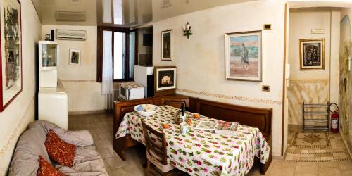 威尼斯Ca' degli Artisti的一间卧室配有一张床和一张桌子