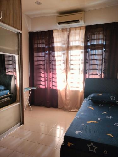 万津AR RAYYAN Homestay Banting的一间卧室配有床和带窗帘的窗户
