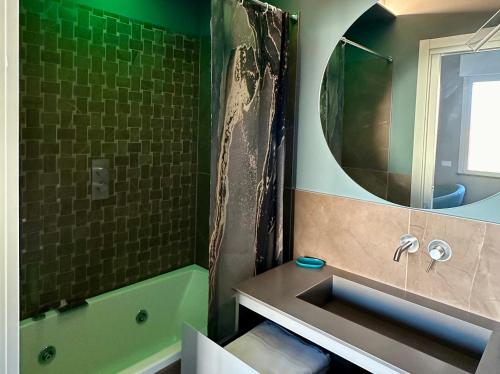 弗利OliVia Home Sauna & Gym的一间带水槽、浴缸和镜子的浴室