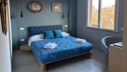 弗利OliVia Home Sauna & Gym的蓝色卧室配有带蓝色床单和枕头的床