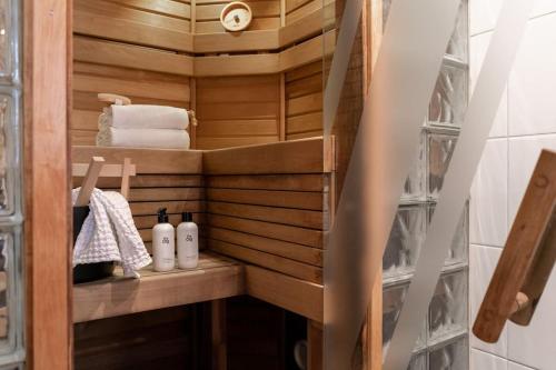 赫尔辛基Cozy Studio with private Sauna的小型浴室设有木墙和毛巾