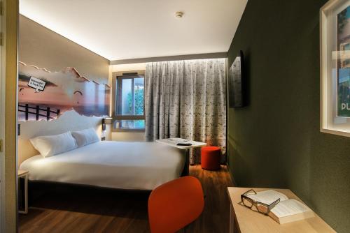 克莱蒙费朗克莱蒙费朗机场宜必思尚品酒店的酒店客房设有白色的床和窗户。