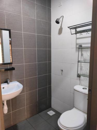万津AR RAYYAN Homestay Banting的一间带卫生间和水槽的浴室