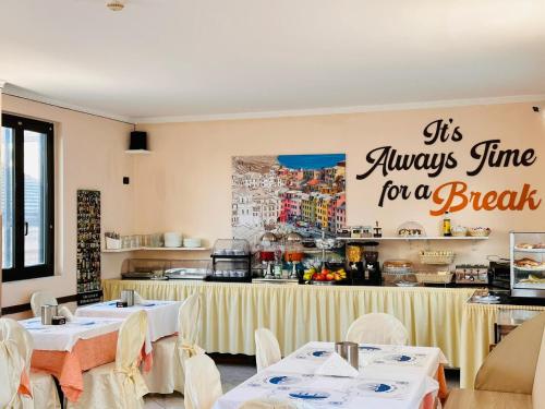 热那亚加拉塔酒店的一间带2张桌子和柜台的餐厅