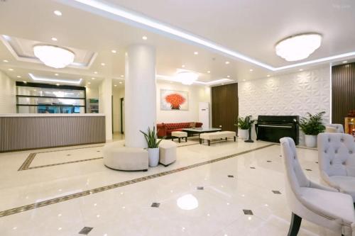 下龙湾Hạ Long Legend Hotel的大堂设有白色椅子和壁炉