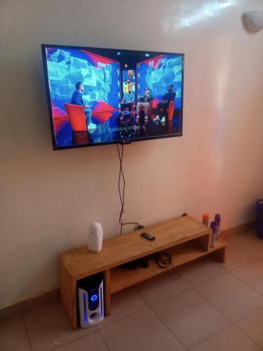 博博迪乌拉Résidence privée的挂在墙上的平面电视