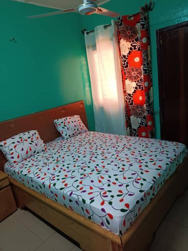 博博迪乌拉Résidence privée的蓝色墙壁间的一张床位