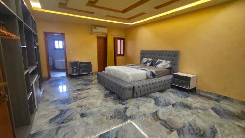 利伯维尔Gaïa Luxury Suites的一间卧室配有一张床和一张沙发