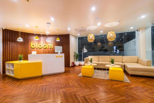 兰奇Bloom Hotel - Ranchi的大堂配有沙发和黄色椅子