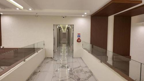 TulunLIA hotel- Lungi International Airport的走廊上走廊上的走廊
