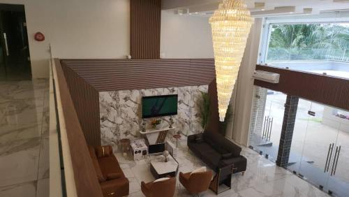 TulunLIA hotel- Lungi International Airport的带沙发和电视的客厅