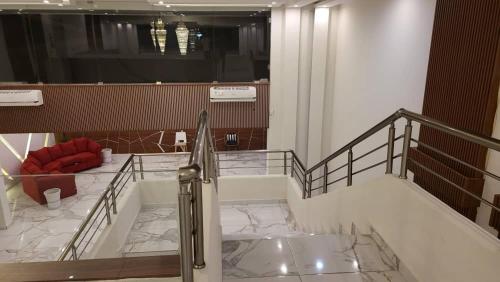 TulunLIA hotel- Lungi International Airport的大堂设有玻璃栏杆楼梯