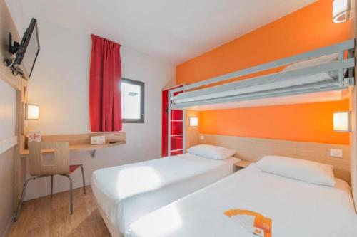阿列河畔美岸普瑞米尔威驰贝勒丽芙苏尔阿雷经典酒店的酒店客房配有两张床和一张书桌
