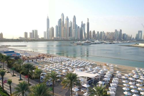 迪拜Hilton Dubai Palm Jumeirah的海港和建筑的城市景观