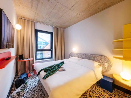 明斯特ibis budget Münster City的一间设有大床和窗户的酒店客房